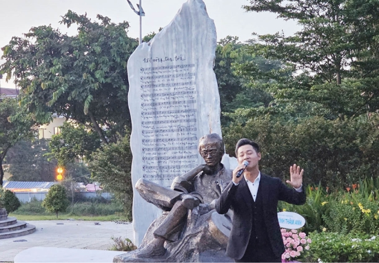 The poetic Trinh Cong Son Park by the Huong River